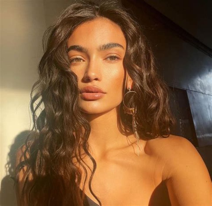 Kelly Gale Biography, Age, Height, Husband, Net Worth, Family