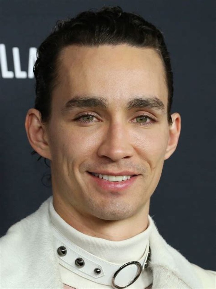 Robert Sheehan Biography, Age, Height, Wife, Net Worth, Family